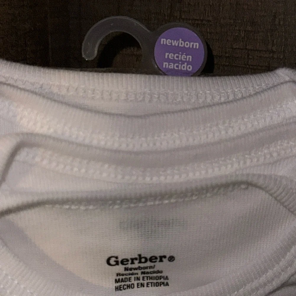 NEW IN PACKAGE Gerber Baby Soft White Onesies SET of‎ 4-size NB